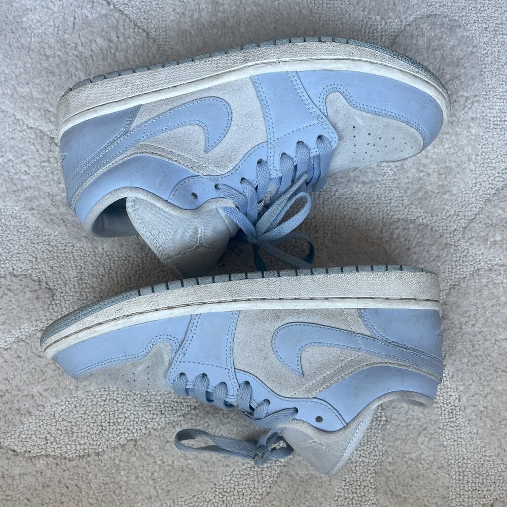 Jordan 1 Low
Football Grey Aluminum (Women's)